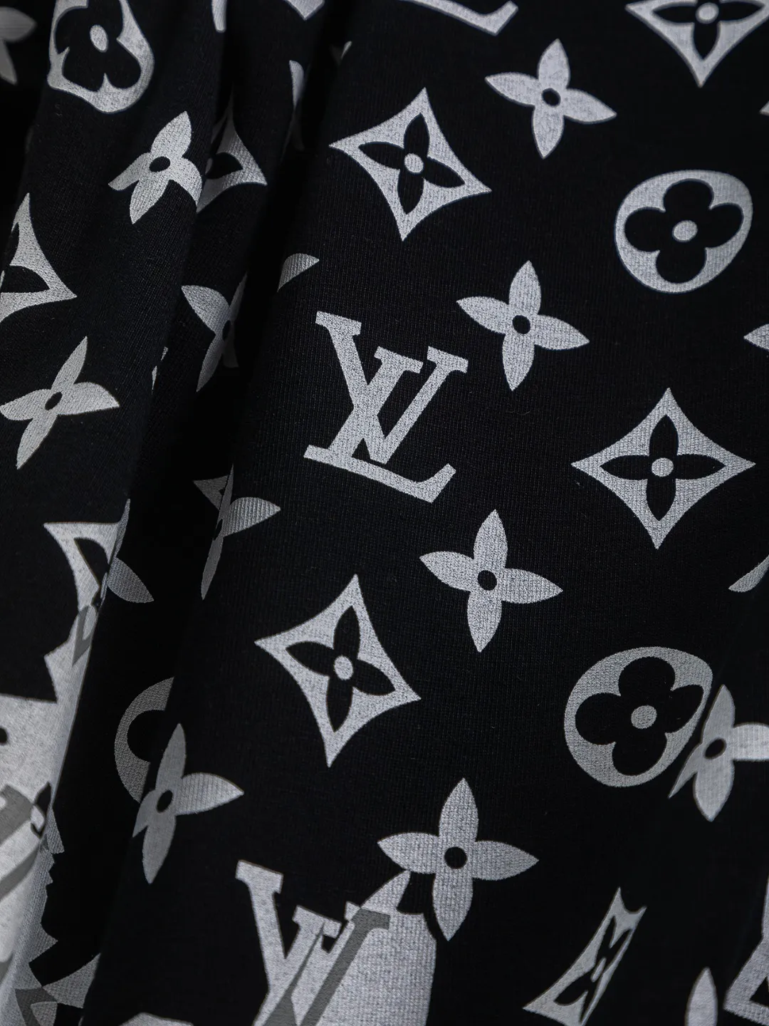 🅿️210 Louis Vuitton Louis Vuitton 1V slightly wide version S-XL 25SS LV new product counter catwalk model, burning clouds all over the print, round neck print, same style for men and women! Short-sleeves are not the same as the general public, but must be unique and eye-catching. This LV short-sleeves is all about quality, comfort, consistent style, fashion, including fabrics and cutting techniques, all of which have been made with great effort! 320 grams of washed pure cotton fabric, pure cotton is breathable, very refreshing and comfortable for daily wear. The rib knitting on the neckline is smooth and tight, and the neckline will not be skewed if you toss it at will. The loose version, you will find that it looks really good on the upper body. The overall is minimalist and neat, super versatile for daily use! Pair it casually with a pair of pants for a youthful look. A T-shirt will make your outfit crazy. It is a fashionable item that can never go wrong! Color: Black White Size: S-XL Size chart: S: Shoulder width 50-Bust 54-Length 70 M: Shoulder width 52-Bust 56.5-Length 72 L: Shoulder width 54-Bust 59-Length 74 XL: Shoulder width 56-Bust 61.5-Length 76